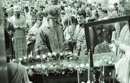 32.Поклонение св. мощам преп.Евфросинии.Фото 5 июня 1992 г.